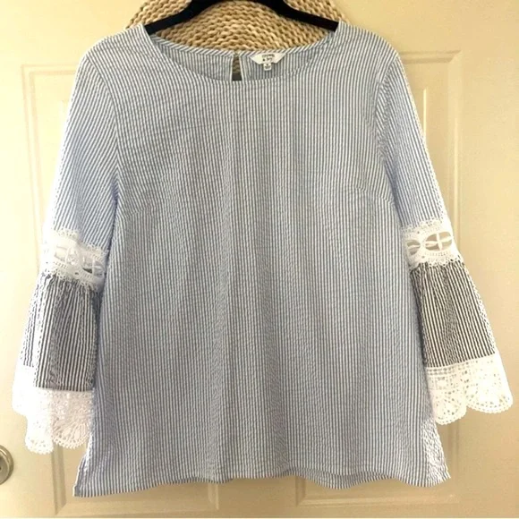 NEW Crown & Ivy Seersucker Striped Bell Sleeve Top White Blue Size M - Picture 2 of 13